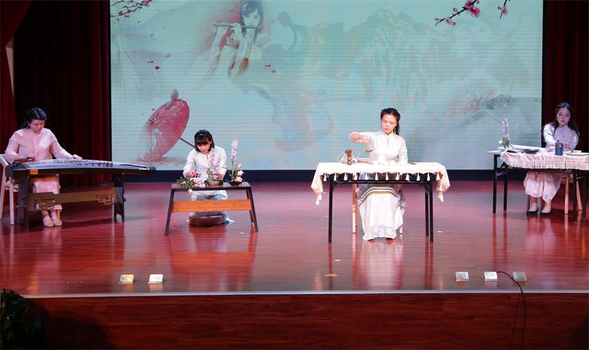 乐鱼网页版登录入口2019年度工作动员大会---传统文化展示《茶花墨韵》