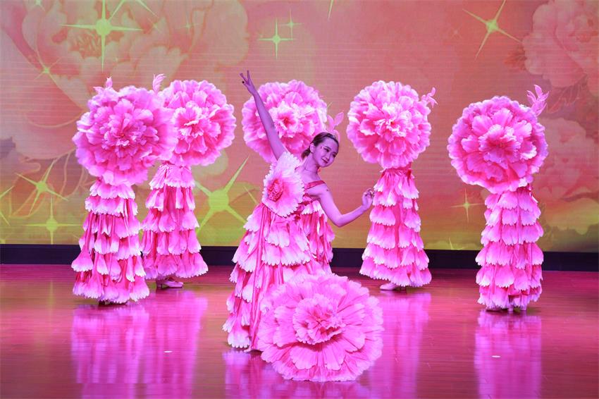 乐鱼网页版登录入口2019年度工作动员大会---舞蹈《花开树恩》