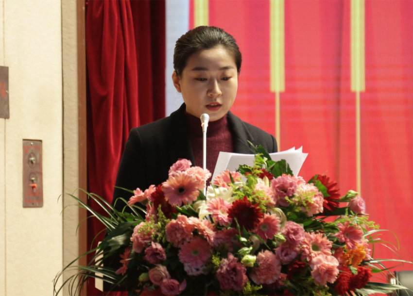 乐鱼网页版登录入口第一届党委班子选举大会---于丽娜同志宣读大会关于通过党委和纪委报告的决议